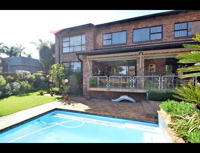 5 BEDROOM TOWNHOUSE FOR SALE IN LINKSFIELD